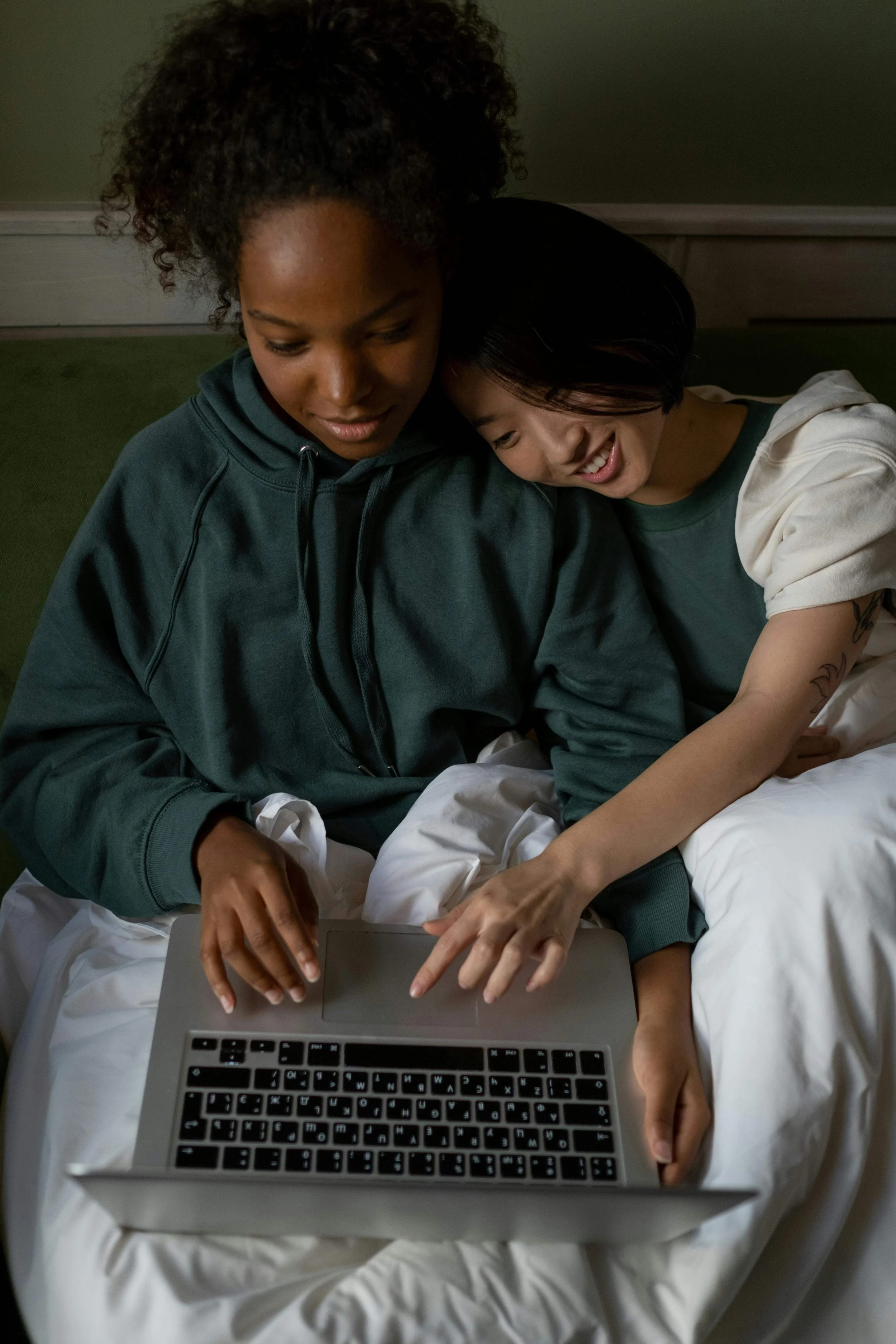 LGBTQIA+ couple on laptop | overthinking therapy boston, ma | ocd therapy boston ma | ocd counseling boston ma | anxiety & overthinking | Boston, MA | Somerville, MA | Brookline, MA | Newton