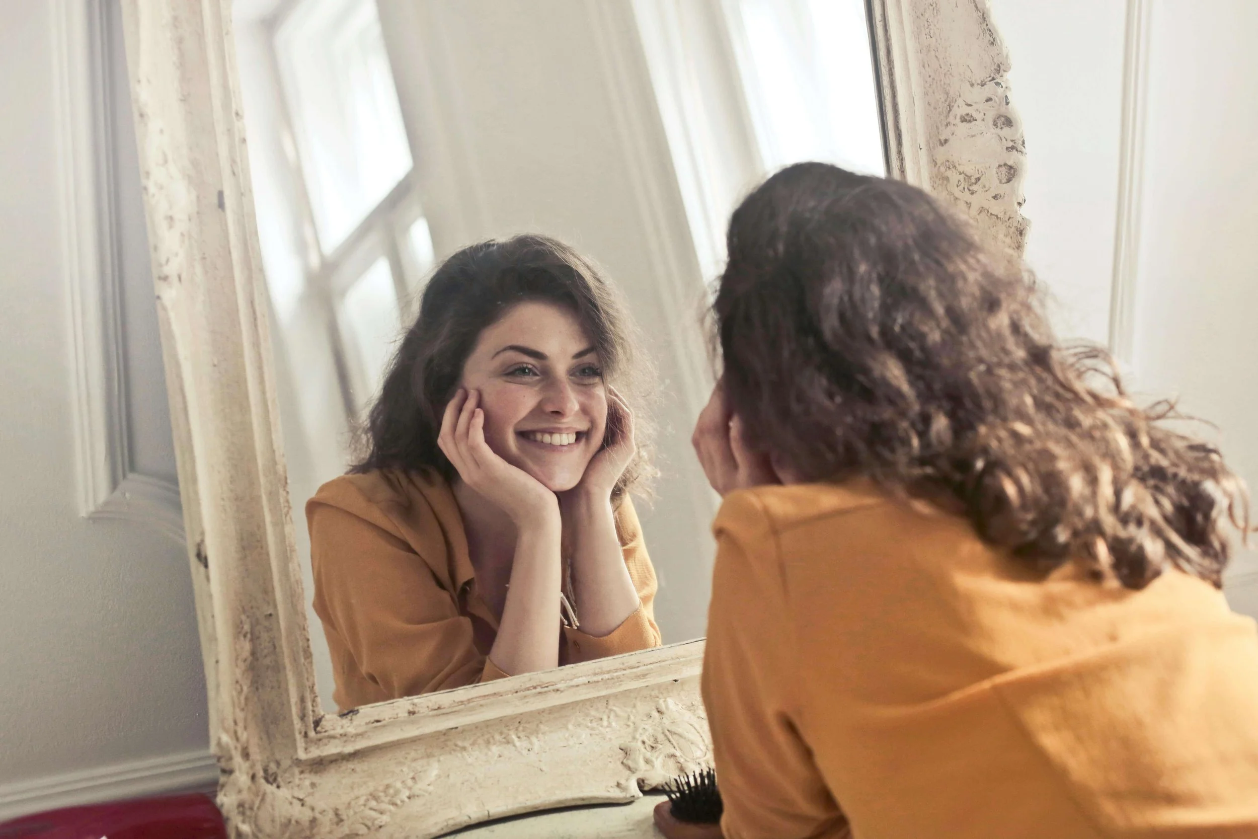 Smiling Woman - erp for ocd boston ma - ocd therapy boston - online therapist boston ma - massachusetts