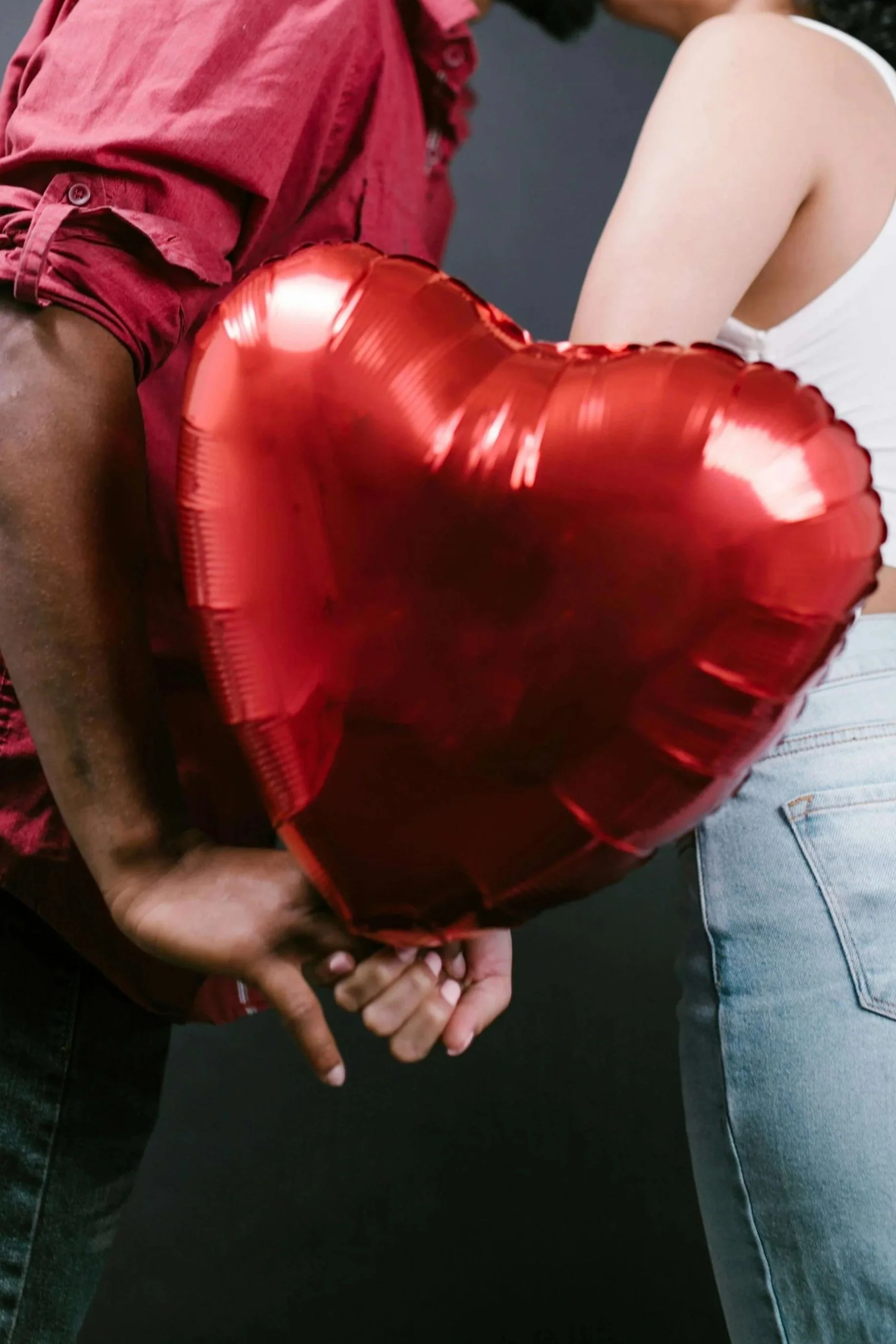couple holding balloon | relationship ocd boston ma | relationship anxiety boston ma | ocd therapy boston, ma | Cambridge, MA | Somerville, MA | Boston, MA