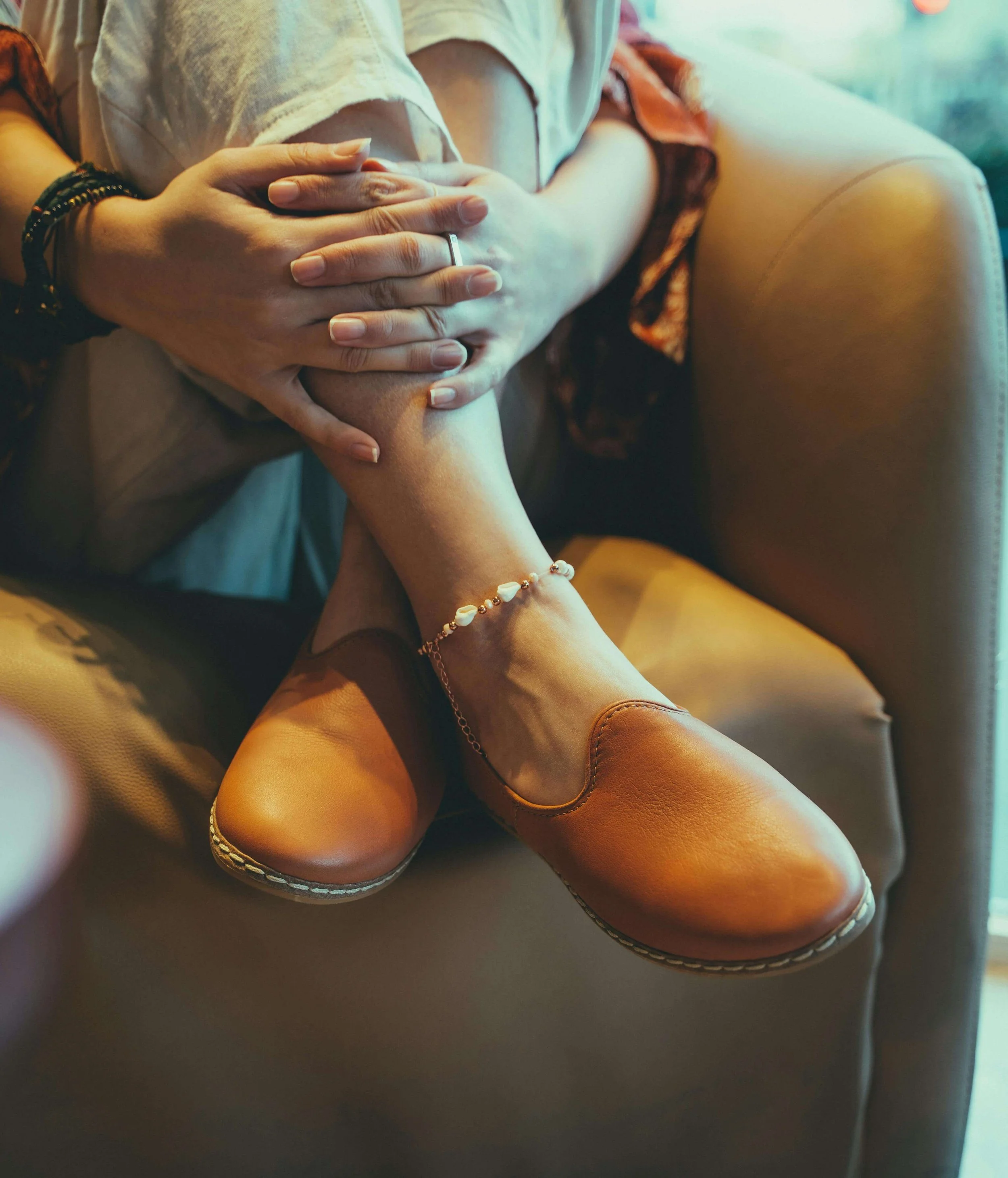 woman grabbing shins | relationship ocd boston ma | erp for relationship ocd boston |  erp for rocd boston | boston, ma | cambridge, MA | newton, ma