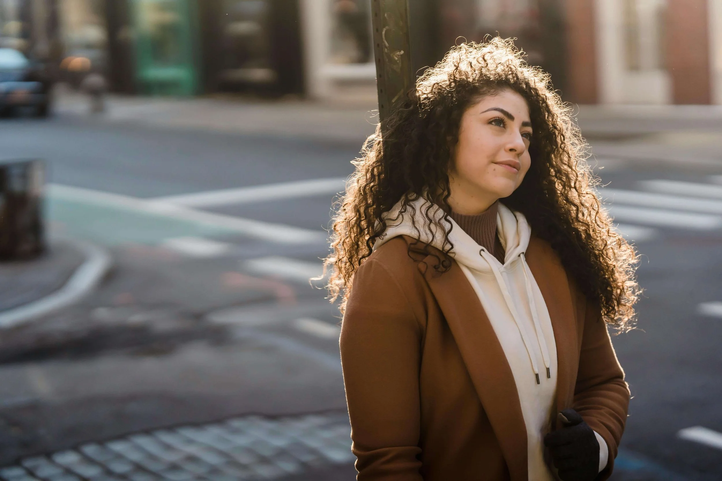 woman leaning against pole | relationship ocd boston ma | erp for relationship ocd boston |  erp for rocd boston | boston, ma | cambridge, MA | newton, ma
