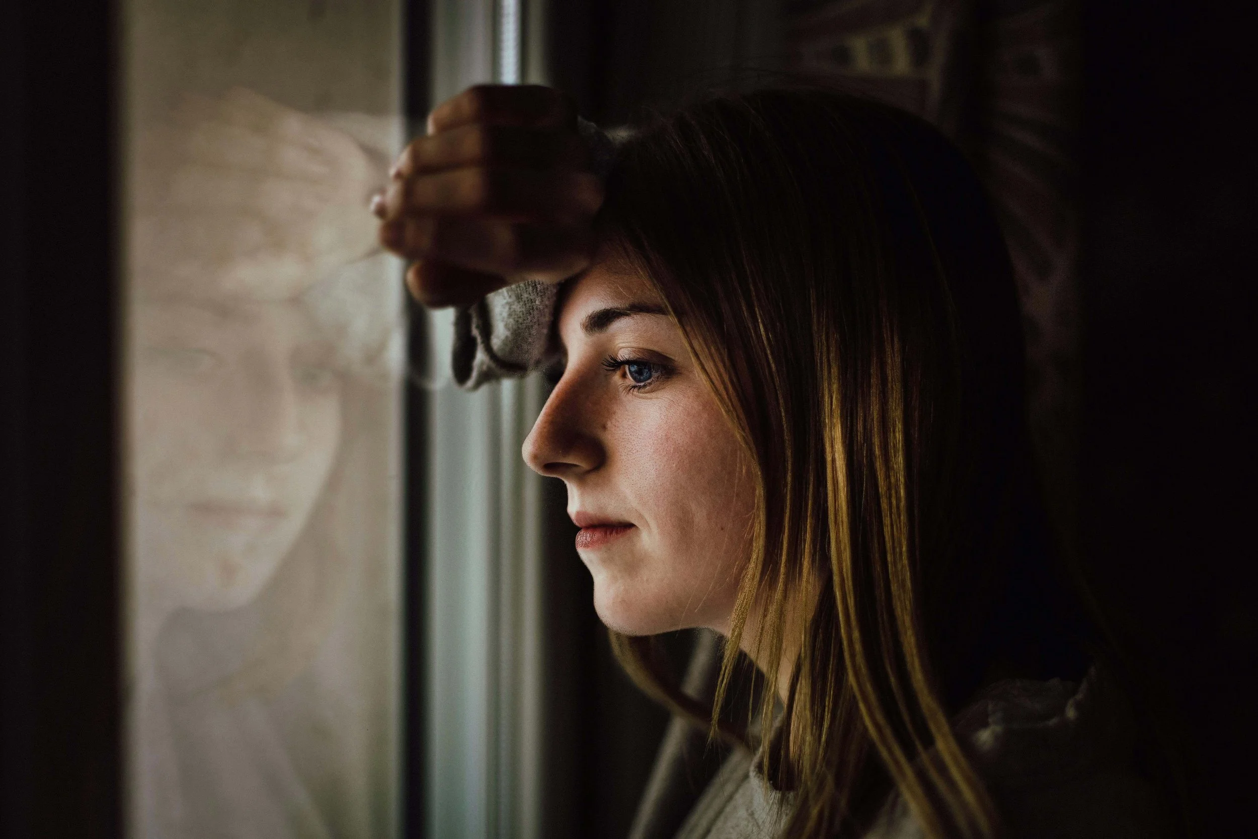 woman looking out window | overthinking therapy boston, ma | ocd therapy boston ma | ocd counseling boston ma | anxiety & overthinking | Boston, MA | Somerville, MA | Brookline, MA | Newton