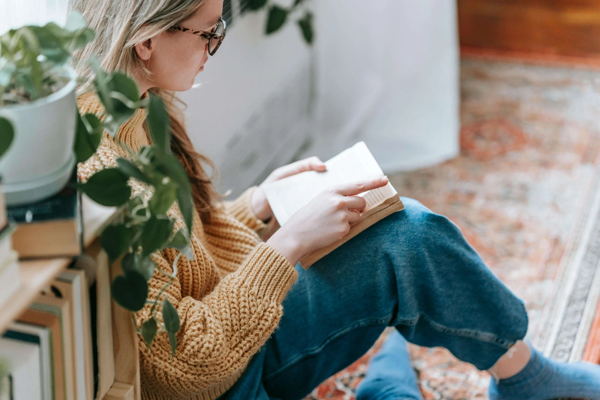 woman reading book | ocd therapist boston ma | ocd counseling boston ma | online OCD therapy boston, ma | Cambridge, MA | Somerville, MA | Brookline